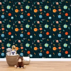 Ambiente lúdico com Papel de Parede Astronauta Infantil da Compra Papel de Parede, exibindo um padrão vibrante de astros, espaço e foguetes, acompanhado de pelúcias.