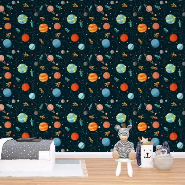 Quarto infantil com Papel de Parede Astronauta Infantil, mostrando padrão de astros, espaço e foguetes em cores vivas sobre fundo escuro.