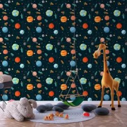 Papel de Parede Astronauta Infantil com padrão de astros, espaço e foguete, cores vibrantes em fundo escuro. Ideal para quartos infantis, estimula a imaginação e aprendizado.